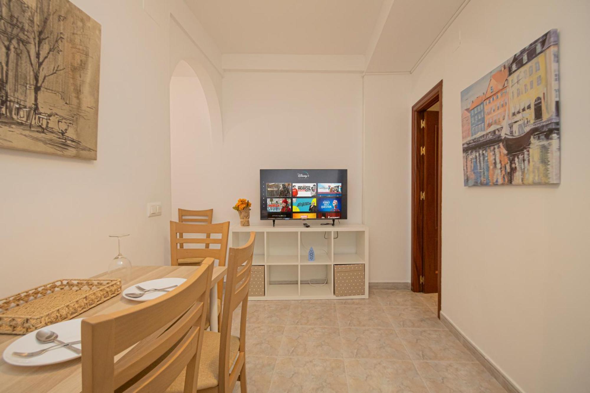 3 Bedroom In The Heart Of Triana Apartment *