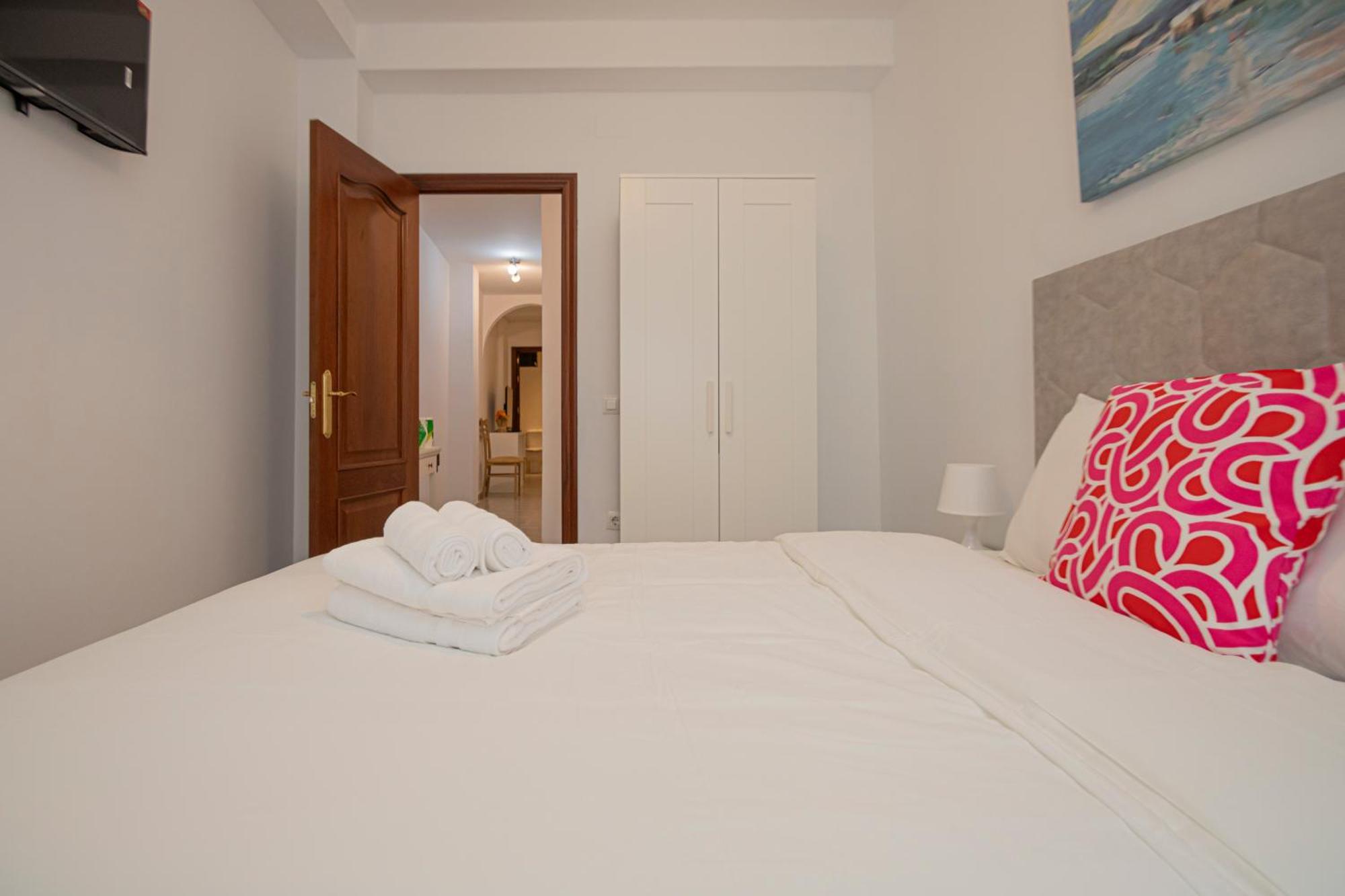 3 Bedroom In The Heart Of Triana Apartment *